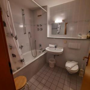 Ένα μπάνιο στο Gemütliche Ferienwohnung Krämer mit Bergblick