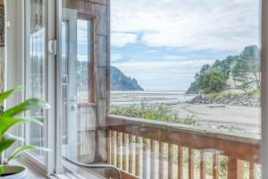 a balcony with a view of the beach at The Bullpen 129 in Neskowin