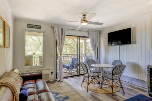 een woonkamer met een bank en een tafel bij Sea Side Villas 244 in Hilton Head Island