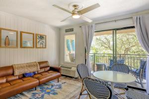 een woonkamer met een bank en een tafel bij Sea Side Villas 244 in Hilton Head Island