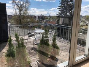 een balkon met een tafel en stoelen op een terras bij studio b - Sunny City Business Apartment with roof-top terrace for 2-4 guests in Düsseldorf