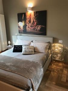 ein Schlafzimmer mit einem Bett mit einem Schild drauf in der Unterkunft Suite La Castellana in Torri del Benaco