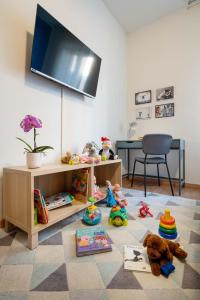 salon z telewizorem i zabawkami na podłodze w obiekcie Casa Martina- Airport free shuttle-H24 w Bergamo