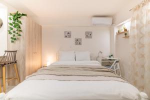 una camera bianca con un grande letto di Cute Love-nest with Patio in the Heart of Kolonaki ad Atene