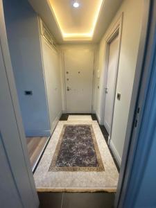 an empty hallway with a rug on the floor at شقة فاخرة بإطلالة رائعة in Buyukcekmece