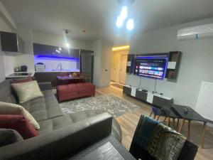 a living room with a couch and a flat screen tv at شقة فاخرة بإطلالة رائعة in Buyukcekmece