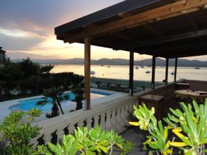 um resort com piscina e vista para a água em Villa Playa del Sol - B2 em Saint-Tropez
