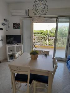 einen Tisch mit einer Topfpflanze darauf im Wohnzimmer in der Unterkunft Riviera la lanterna in Scoglitti