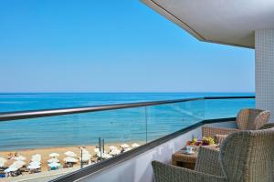 balcón con vistas a la playa y al océano en The Island Hotel - Adults Only -, en Gouves