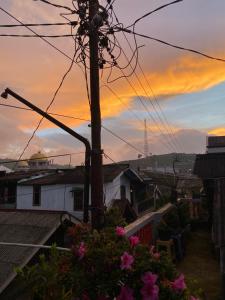 Matahari terbit atau terbenam yang dilihat dari rumah percutian atau berdekatan