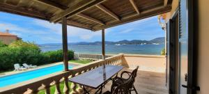 een balkon met een tafel en stoelen en uitzicht op het water bij Villa Playa del Sol -B3 in Saint-Tropez