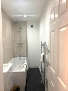 een badkamer met een bad, een wastafel en een douche bij Glasgow, Bothwell, 3 bed, Suitable for Long Stays in Bothwell