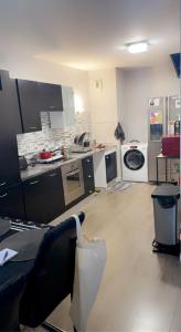 Zimmer mit einer Küche mit Waschmaschine und Trockner in der Unterkunft Chambre et salle de bain privée dans maison proche Paris et Disney in Valenton