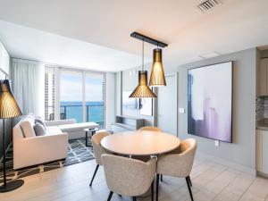 Χώρος καθιστικού στο Modern Waterfront Retreat with Scenic Views