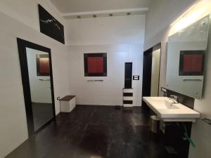 デヘラードゥーンにあるLychee Bungalowのバスルーム(洗面台、鏡付)