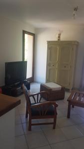 - un salon avec une télévision, un canapé et une chaise dans l'établissement Bas de Villa chez Mr.Girolami Dominique, à Bastia