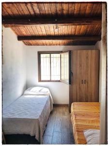 - une chambre avec un lit et une fenêtre dans l'établissement Casa DiEle, à Castelbuono