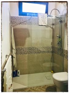 La salle de bains est pourvue d'une douche et de toilettes. dans l'établissement Casa DiEle, à Castelbuono