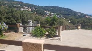 Elle comprend un balcon offrant une vue sur la montagne. dans l'établissement Bas de Villa chez Mr.Girolami Dominique, à Bastia