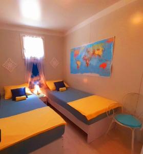 Habitación pequeña con 2 camas y ventana en Eden Lady Mobile Home, Croatia, Drage, en Drage