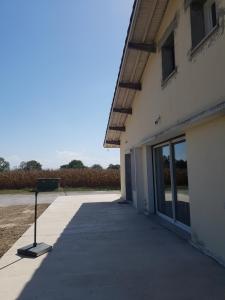 budynek z napisem na boku w obiekcie Gîte paisible rénové w mieście Hagetmau +2 zdjęcia