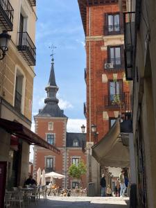 un edificio con un campanario en medio de una calle en Veracruz Puerta del Sol, en Madrid