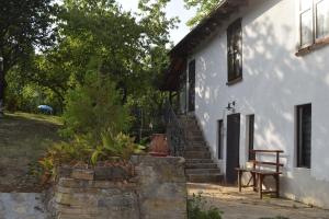 uma casa branca com escadas que levam à porta das traseiras em Тихия кът em Malchovtsi