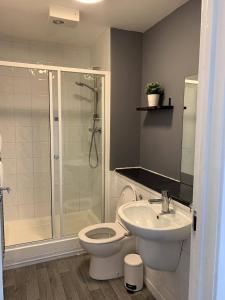 Ένα μπάνιο στο Modern 2 bedroom flat with free parking in Cambuslang, Glasgow