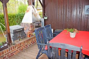 a table and chairs on a patio with a fireplace at Ferienhaeuser im Ostseebad Baabe in Baabe