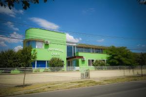 un edificio verde con las palabras danza paterna en él en Pensiunea Dolce en Timisoara