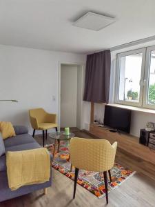 - un salon avec un canapé et une table dans l'établissement Sehr schöne seperate Wohnung 2-Zimmer Küche/Bad, à Erzhausen