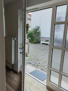 an open door to a patio with a glass at Sehr schöne seperate Wohnung 2-Zimmer Küche/Bad in Erzhausen