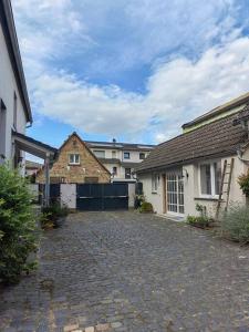 a cobblestone driveway in front of two houses at Sehr schöne seperate Wohnung 2-Zimmer Küche/Bad in Erzhausen