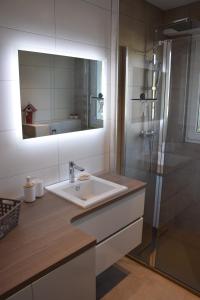 Ένα μπάνιο στο Appartement chez Fabie +18 φωτογραφίες
