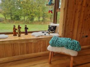 a room with a window in a cabin with a table and chairs at PARCELA DE AGRADO CON PISCINA LAGO RANCO todas las instalaciones con uso exclusivo capacidad 20 personas in Lago Ranco +111 photos