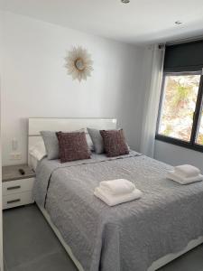 um quarto com uma cama com duas almofadas em Lux@Spa em Vallirana