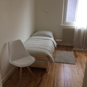 Ένα ή περισσότερα κρεβάτια σε δωμάτιο στο Appartement chez Fabie
