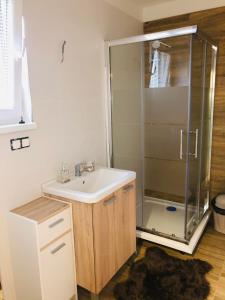 W łazience znajduje się umywalka i prysznic. w obiekcie ubytovanie u MITIho w mieście Szalóc