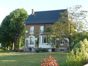 une grande maison en briques avec un toit noir dans l'établissement Du marais à la mer, à Lessay