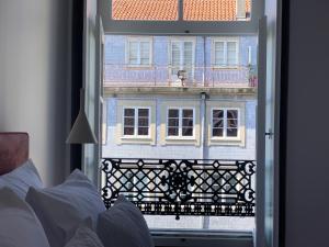 una finestra con vista su un edificio di RIBEIRA OPORTO APARTMENT (NEW) a Porto