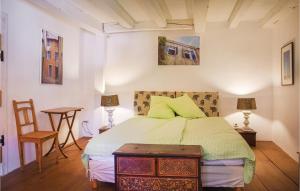 En eller flere senge i et værelse på Gorgeous Home In Langy With House A Panoramic View