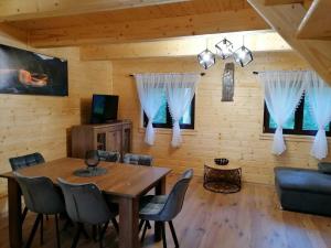 a dining room with a table and chairs at Agroturystyka W oddali z balią in Międzylesie