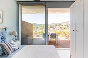 1 dormitorio con 1 cama y balcón con mesa en Huge Terrace Relax Apartment (Citra009001-LT-1008), en Alassio