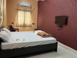 Ein Bett oder Betten in einem Zimmer der Unterkunft Hotel Krishna Paradise