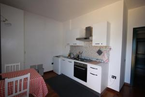 a small kitchen with white cabinets and a table at Teramo 1 dall'Adriatico al Gran Sasso con Piscina in Teramo