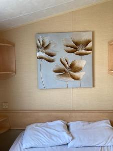 Luxury 8 and 6 berth caravans客房内的一张或多张床位