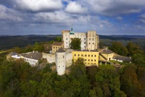 ein großes Schloss auf einem Hügel in der Unterkunft APARTMÁNY SMRAĎAVKA č.ev.52 in Buchlovice
