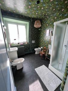 a bathroom with a toilet and a sink at Chambre au petit Chateau in Tourcoing