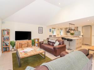 TV a/nebo společenská místnost v ubytování Ladstock Cottage