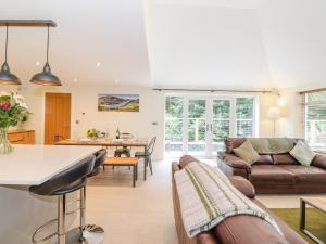 ein Wohnzimmer mit einem Sofa und einem Tisch in der Unterkunft Ladstock Cottage in Keswick